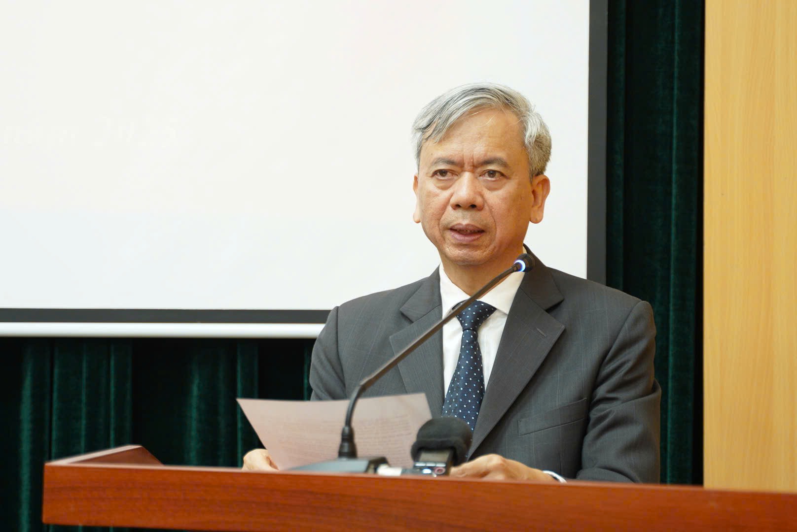 Ong Phan Van Hung, Pho Chu tich Hoi nguoi cao tuoi Viet Nam phat bieu tai buoi hop bao. Anh: Quynh Chi