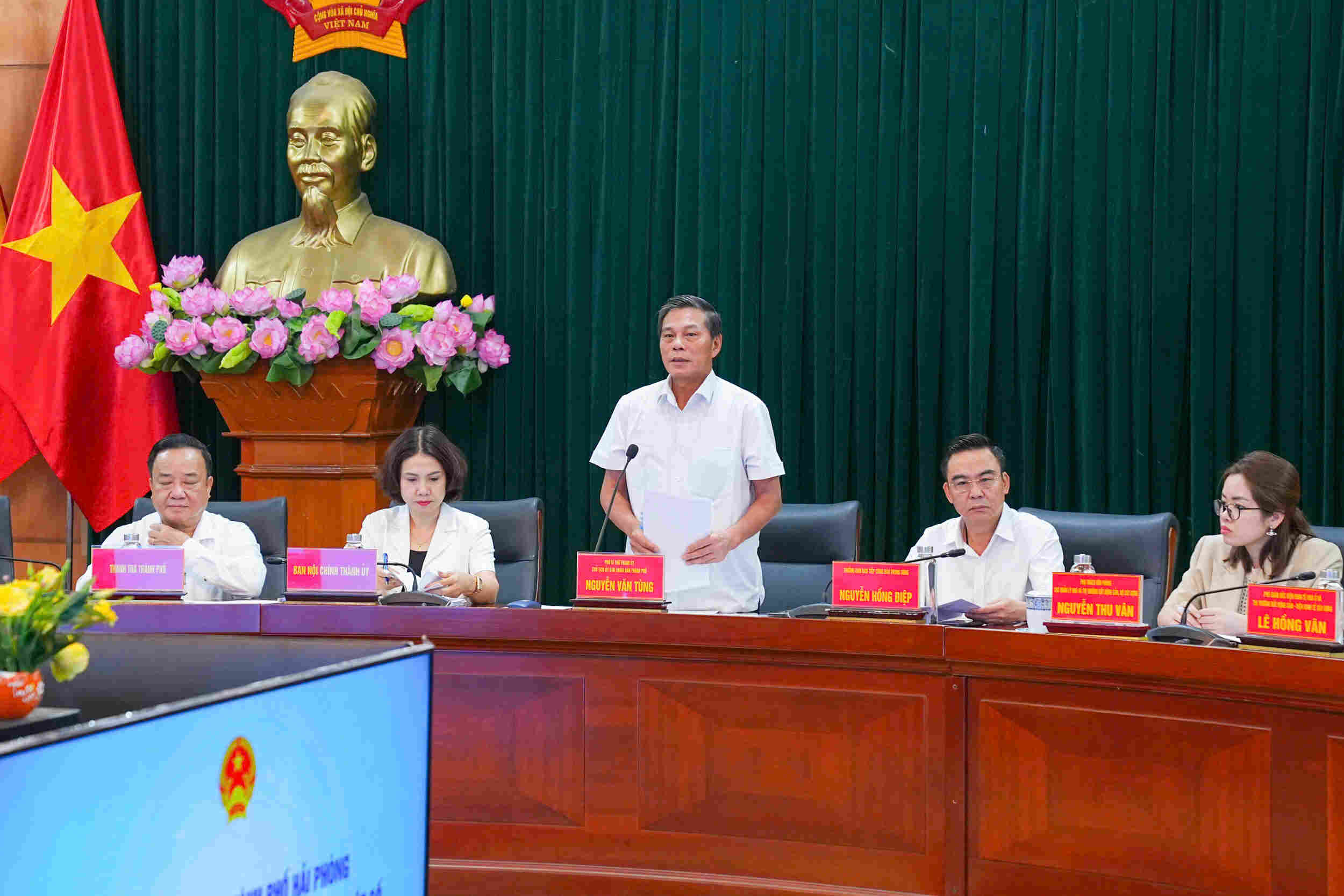 El presidente del Comite Popular de la Ciudad de Hai Phong respondio las recomendaciones de los ciudadanos. Foto: Hai Phong E -Portal