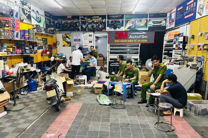 Cac co quan chuc nang kiem tra co so kinh doanh tai so nha 400, duong Me Linh, phuong Khai Quang, Thanh pho Vinh Yen. Anh: QLTT Vinh Phuc.
