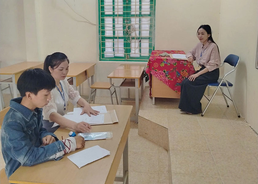 Ella susurro que un brazo roto fue especialmente apoyado en el examen de decimo grado. Foto: Departamento de Educacion y Capacitacion de Dien Bien
