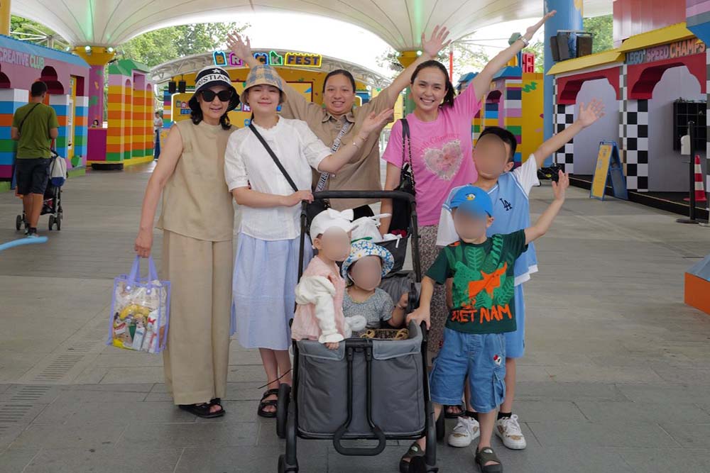 Quynh Anh (in white) has arrived in Malaysia to prepare to cheer for Duy Manh against Man United. Photo: Character provided