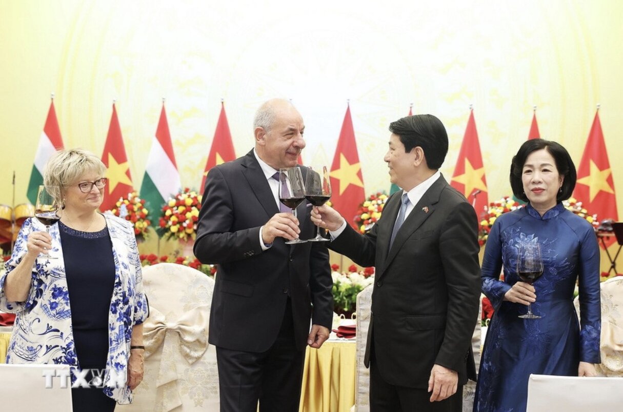 Politburo member and President Luong Cuong and Phu, along with Hungarian President Sulyok Tamas and his wife attended the reception. Photo: VNA
