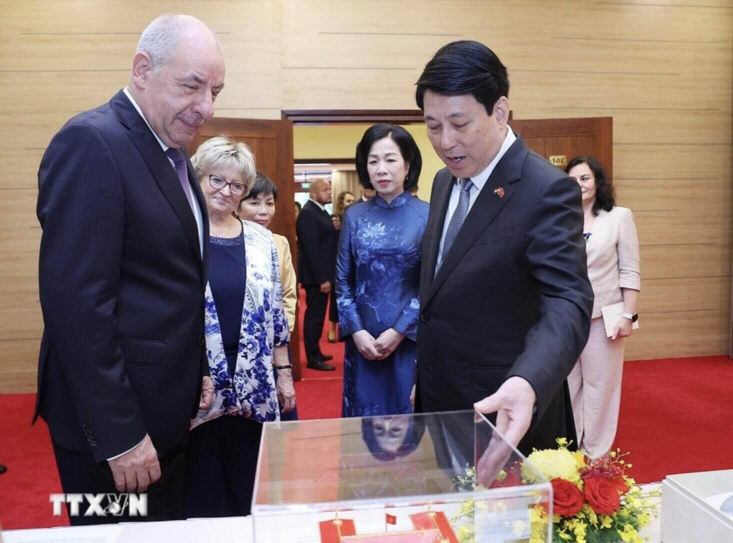 Chu tich nuoc Luong Cuong va Phu nhan trao tang pham toi Tong thong Hungary Sulyok Tamas va Phu nhan. Anh: TTXVN