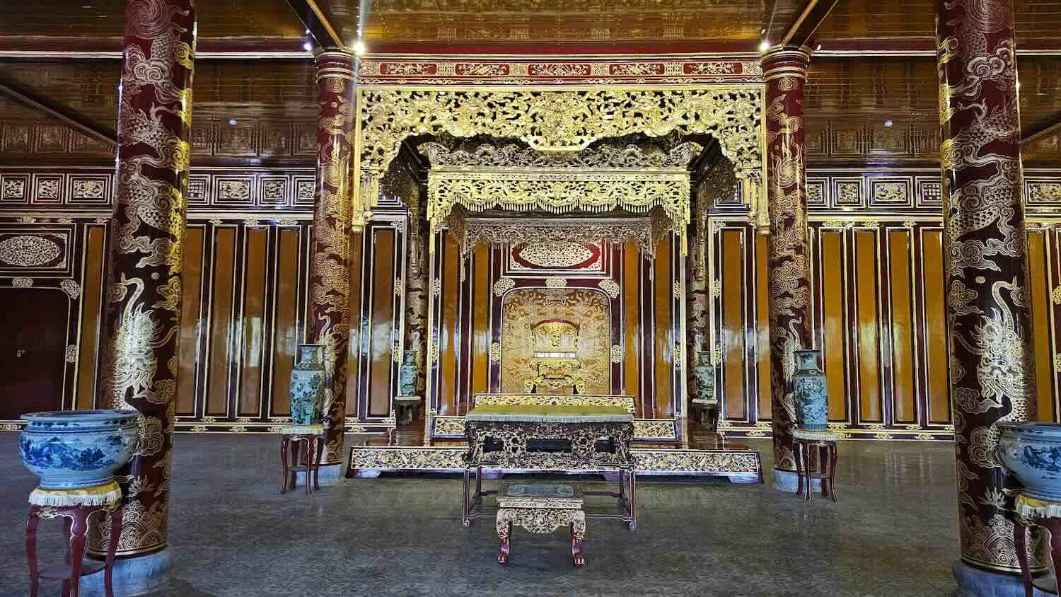 The restored golden throne displayed in Ngu Phung tower has been replaced by the throne - a national treasure that was attacked at Thai Hoa Palace. Photo: Phuc Dat.