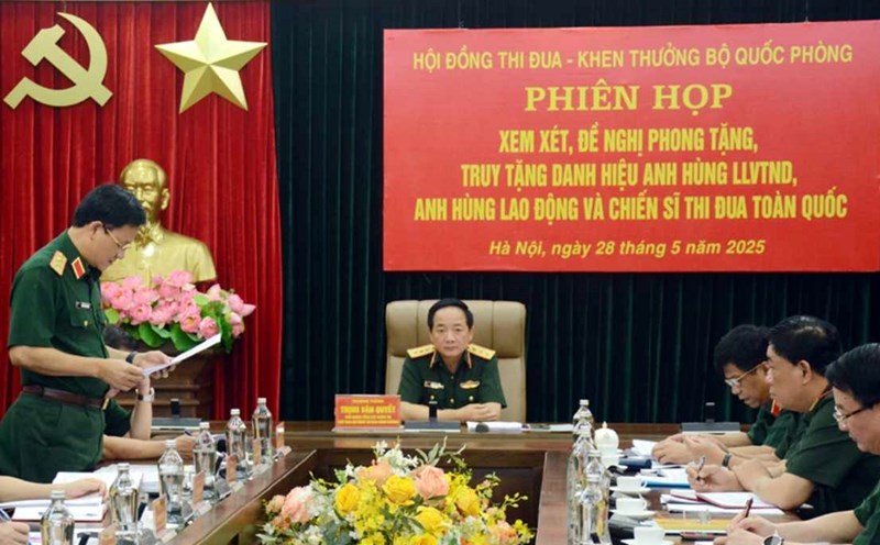 Lieutenant General Trinh Van Quyet - Secretary of the Party Central Committee, Chairman of the General Department of Politics of the Vietnam People's Army, Chairman of the Emulation and Reward Council of the Ministry of Defense requested to review records of collectives and individuals eligible and criteria to carry out the procedures for the proposal to give titles. Photo: Ministry of Defense