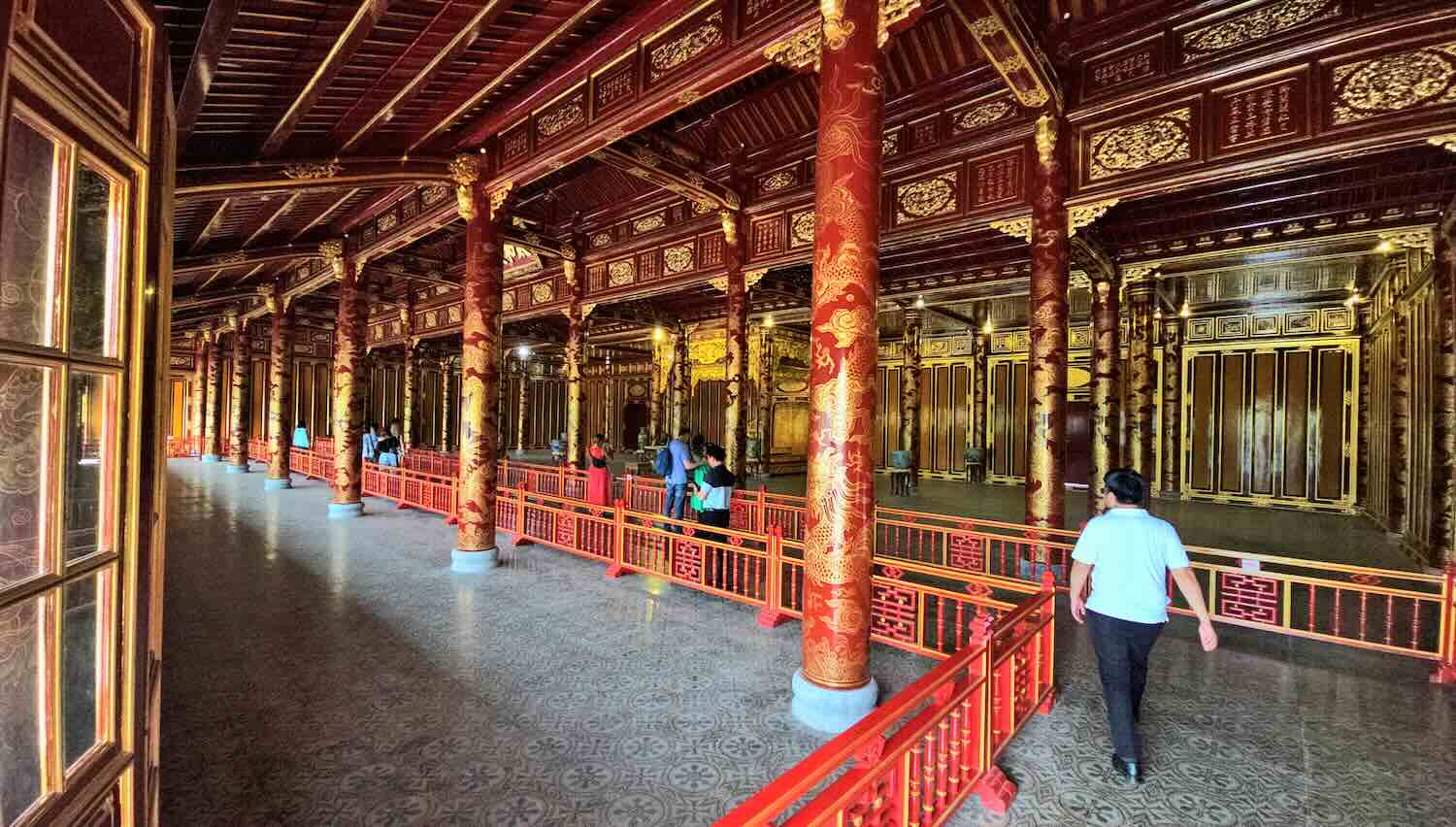 Hoat dong tham quan dien Thai Hoa sau su viec van dien ra binh thuong, Ngai vang trieu Nguyen da duoc dem di, thay the bang mot ban sao khac, trung bay phuc vu du khach. Anh: Nguyen Luan