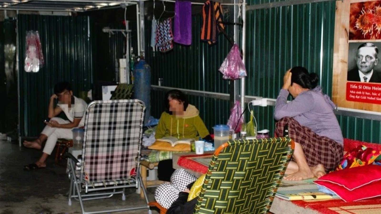 Many people stayed at Mr. Quang's house to get treatment by fasting and drinking alkaline ionized water. Photo: Ngoc Anh