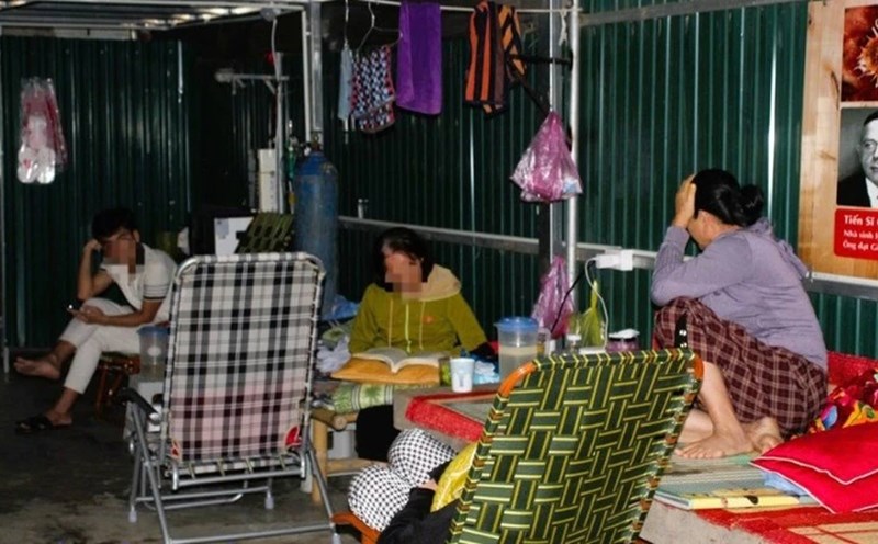 Many people stayed at Mr. Quang's house to get treatment by fasting and drinking alkaline ionized water. Photo: Ngoc Anh