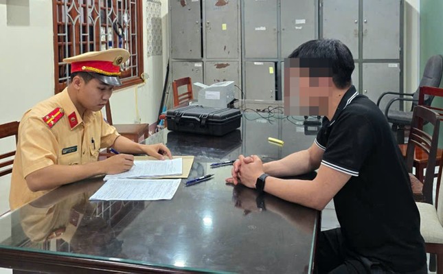 Lực lượng CSGT xử phạt tài xế lùi xe trên cao tốc Hà Nội - Thái Nguyên. Ảnh: Công an Thái Nguyên.