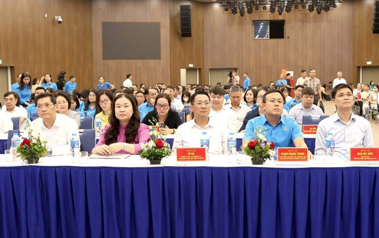 El vicepresidente de VGCL ONG Duy Hieu (derecho y derecho) asistio al presidente del Comite Popular de la Ciudad para reunirse y dialogo con los trabajadores de la capital en 2025. Foto: Manh Manh Quan