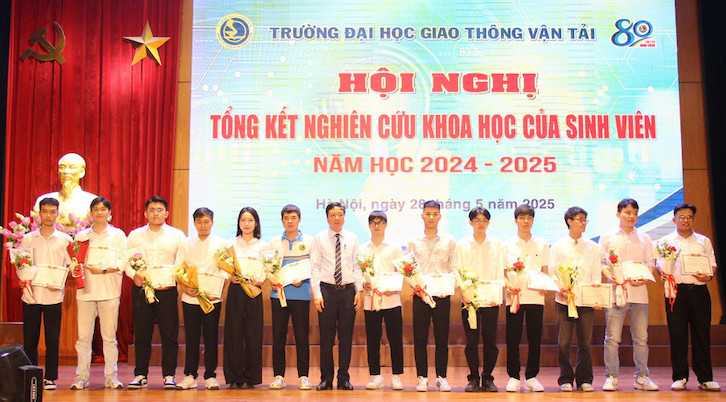 Nhieu sinh vien Truong Dai hoc Giao thong Van tai duoc vinh danh khen thuong trong hoat dong nghien cuu khoa hoc. Anh: Minh Phong
