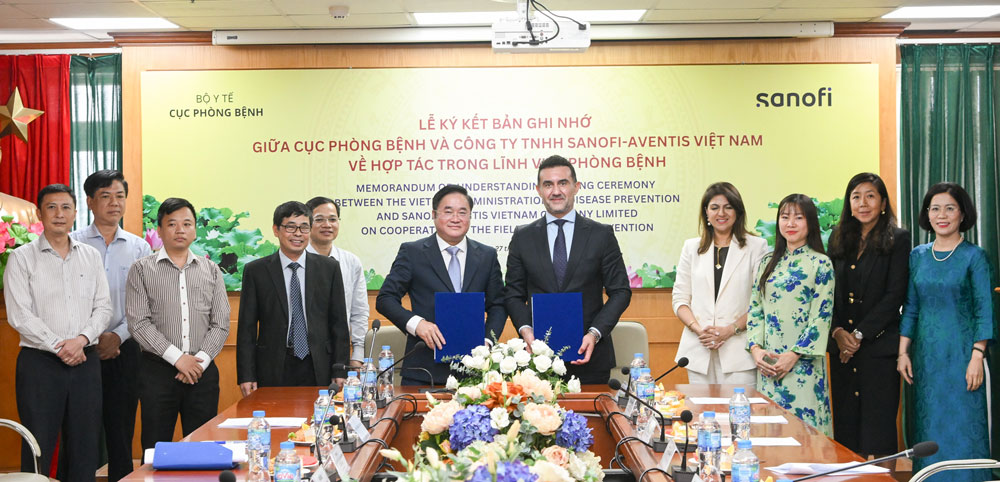 Sanofi accompanies the Department of Disease Prevention to cooperate in implementing activities to support improving system capacity and communication on disease prevention through promoting lifelong vaccination activities in Vietnam. Photo: Provided by the enterprise