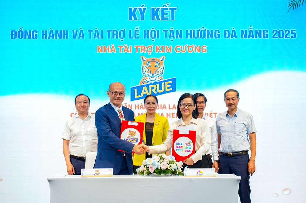 bia Larue representative signed a memorandum of understanding at the event " Press conference program to announce Da Nang Enjoyment Festival 2025 - enjoy Danang Festival 2025. Photo: Provided by the enterprise