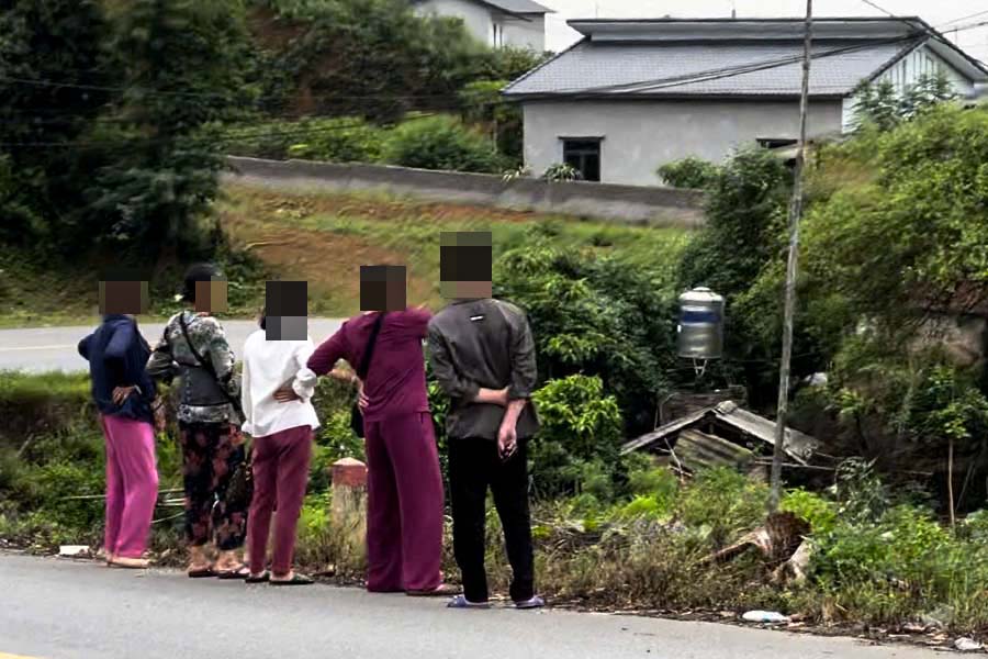 Nguoi dan ong trong hinh la nhan vien cua Phuc Lam Bao Duong, luon theo sat cac benh nhan moi khi ra ngoai. Anh: NHOM PV