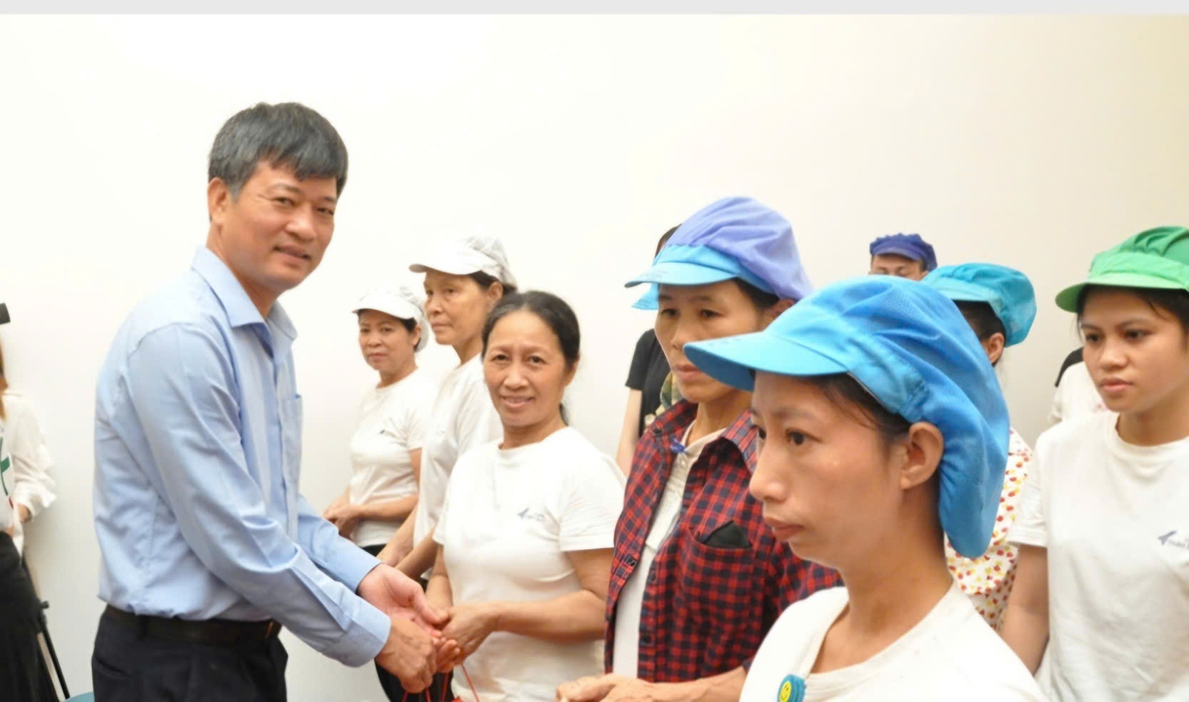 Vicepresidente permanente del Consejo Popular Provincial Hung Yen Le Xuan Tien presento obsequios para empleados en Thien Son Garment Co., Ltd. Foto: Hong Ngoc