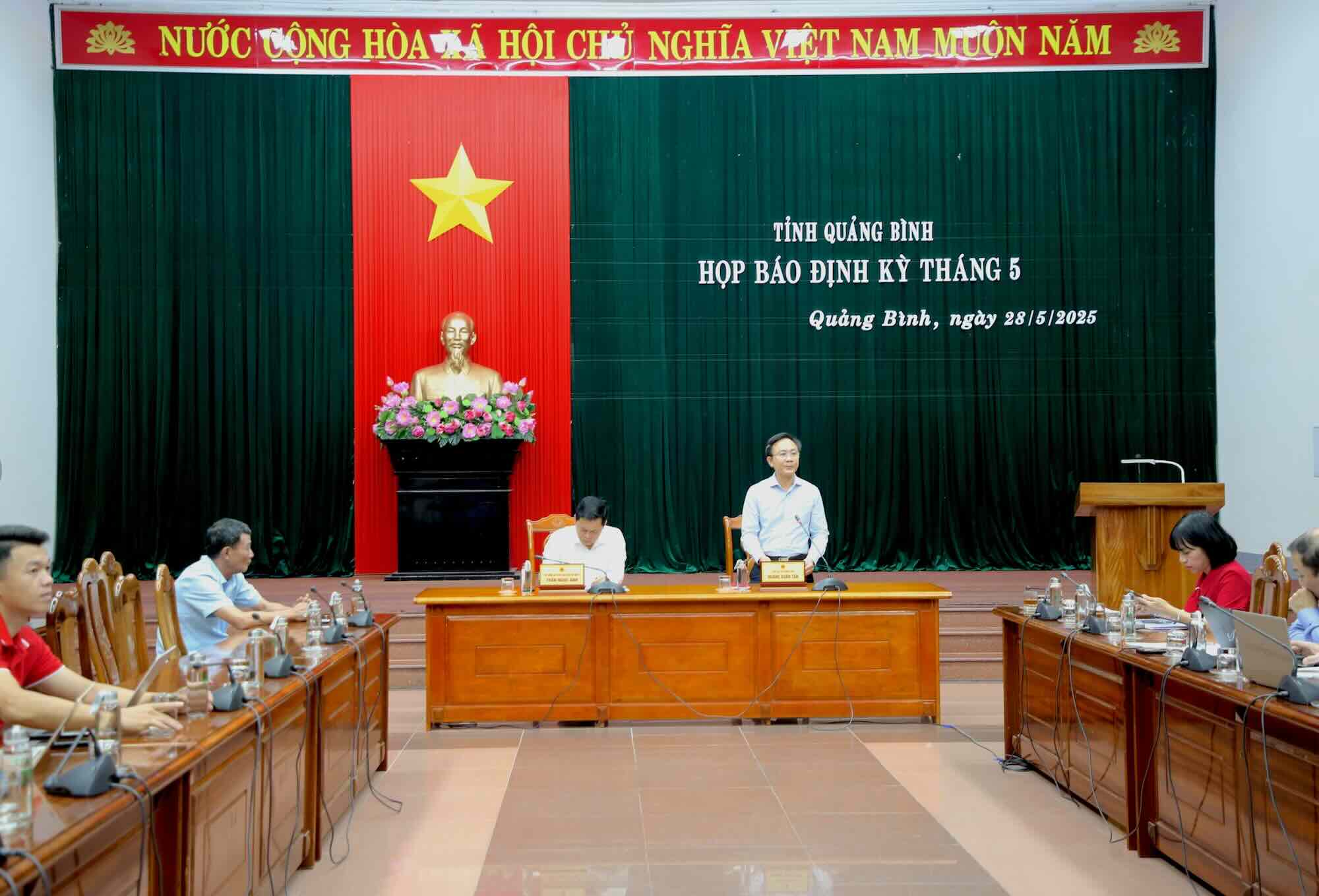 La escena de la conferencia de prensa, segun el Comite Popular de la Provincia de Quang Binh, en los primeros 5 meses de 2025, el ingreso presupuestario es de mas de 3,094 mil millones de dong. Foto: Cong Sang