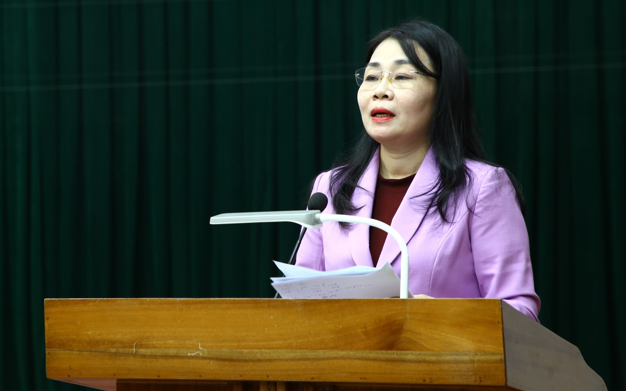Sra. Mai Thi Lien Giang - Directora Adjunta del Departamento de Educacion y Capacitacion de Quang Binh dijo que en 2025, la provincia aumento casi 600 candidatos para los examenes de graduacion de la escuela secundaria. Foto: Cong Sang
