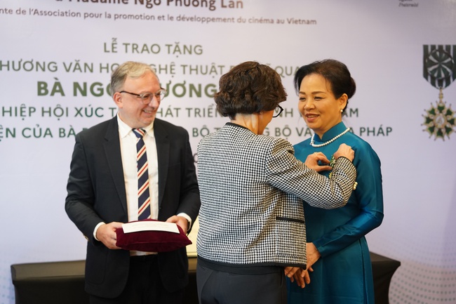 Bo truong Bo Van hoa Phap Rachida Dati trao tang Huan chuong Van hoc nghe thuat bac si quan cho TS Ngo Phuong Lan. Anh: Bo VHTTDL