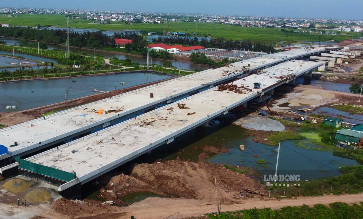 Geo River Overpass es uno de los grandes puentes en el nuevo camino de Nam Dinh - Lac Quan - Camas costeras. Foto: HA VI