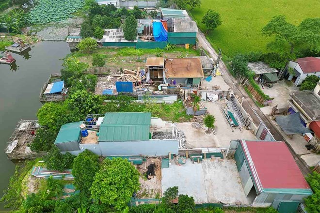 Los usuarios de tierras agricolas estan interesados ​​en las condiciones y los costos para tener el derecho de separar las parcelas de tierras en la localidad. Foto: Huu Chanh