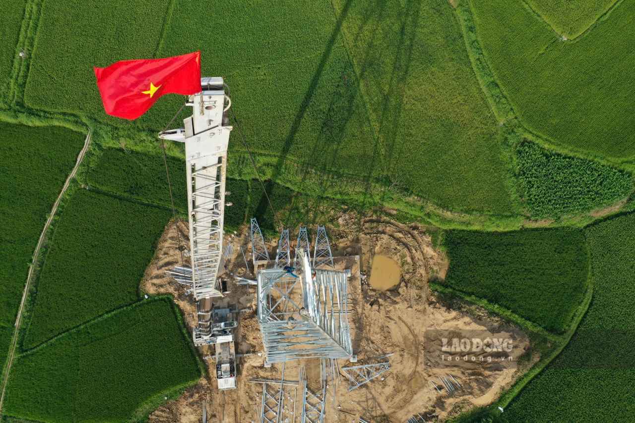 The 500kV Lao Cai - Vinh Yen line, the section passing through Yen Bai province, is being urgently implemented by contractors. Photo: Van Duc.
