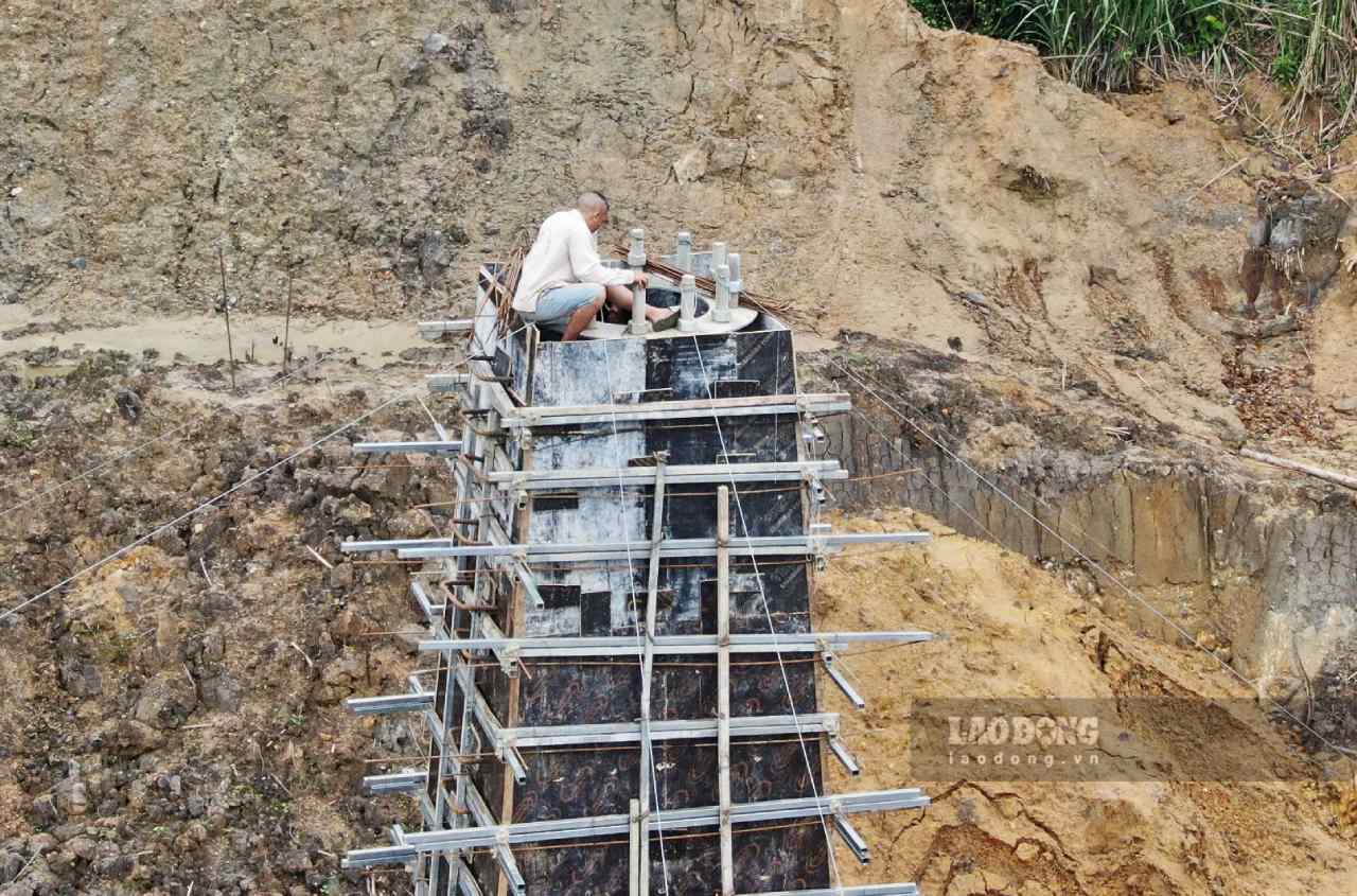 Công nhân khẩn trương 