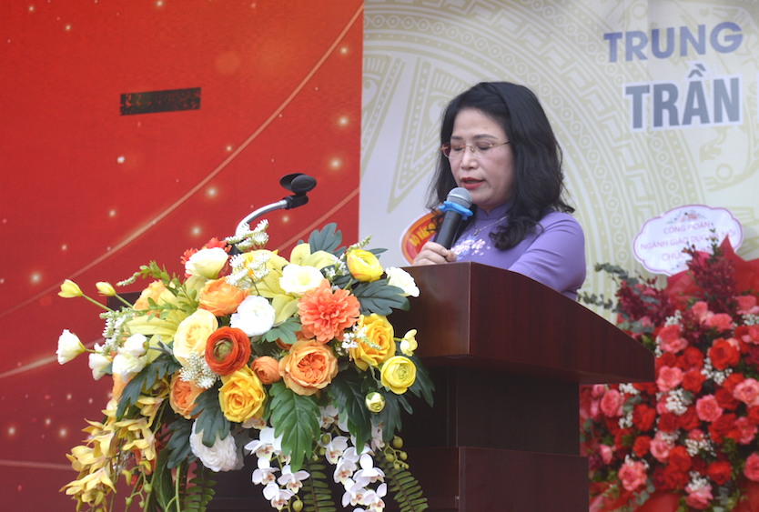 Nha giao uu tu Le Kim Anh, Hieu truong nha truong danh nhieu thoi gian tam su voi cac hoc sinh lop 9. Anh: Van Trang
