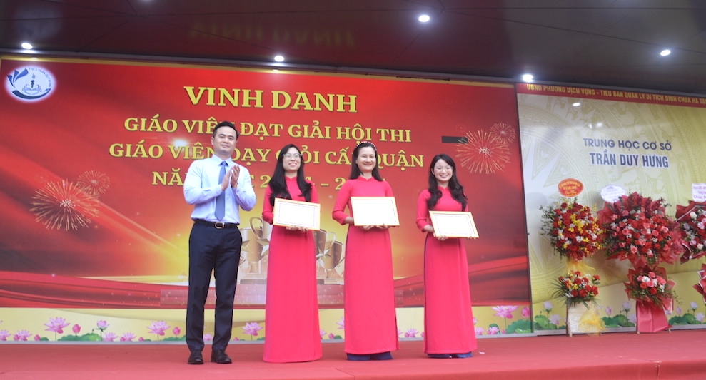 Truong THCS Tran Duy Hung (Cau Giay, Ha Noi) tong ket va vinh danh can bo, giao vien, nhan vien va hoc sinh tieu bieu nam hoc 2024 - 2025. Anh: Van Trang  
