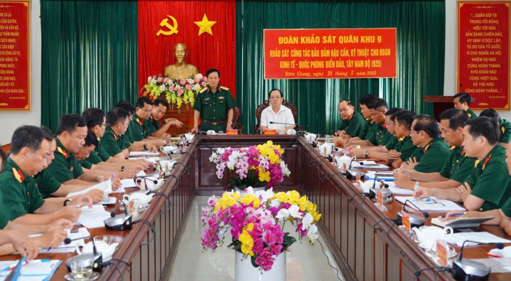 Thieu tuong Nguyen Minh Trieu, Pho Tu lenh Quan khu 9 phat bieu tai buoi lam viec. Anh: Phuong Vu