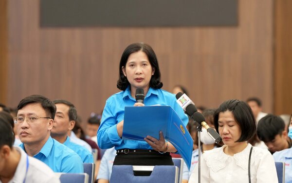 La Sra. Nguyen Minh Hien, presidenta del sindicato del Hospital Thanh Nhan, planteo opiniones sobre los trabajadores que son personal medico que todavia enfrentan muchas dificultades en servicio y vivienda. Foto: Manh Quan