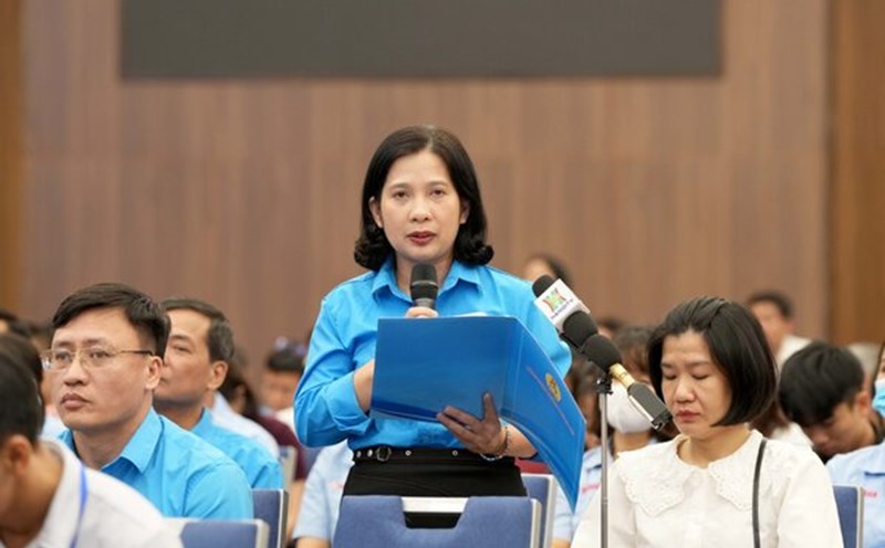 Ms. Nguyen Minh Hien - Chairman of the Thanh Nhan Hospital Trade Union - expressed her opinion on workers who are health workers and still face many difficulties in on-call pay and housing. Photo: Manh Quan