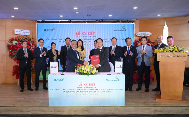 Ong Vo Minh Tri – Giam doc Vietcombank Dong Sai Gon (ben phai) va ong Nguyen Hong Hai – Pho Tong Giam doc IDICO, Giam doc CTCP IDICO Tien Giang (ben trai) dai dien hai don vi hoan thanh nghi thuc ky ket hop dong tin dung du an KCN Tan Phuoc 1