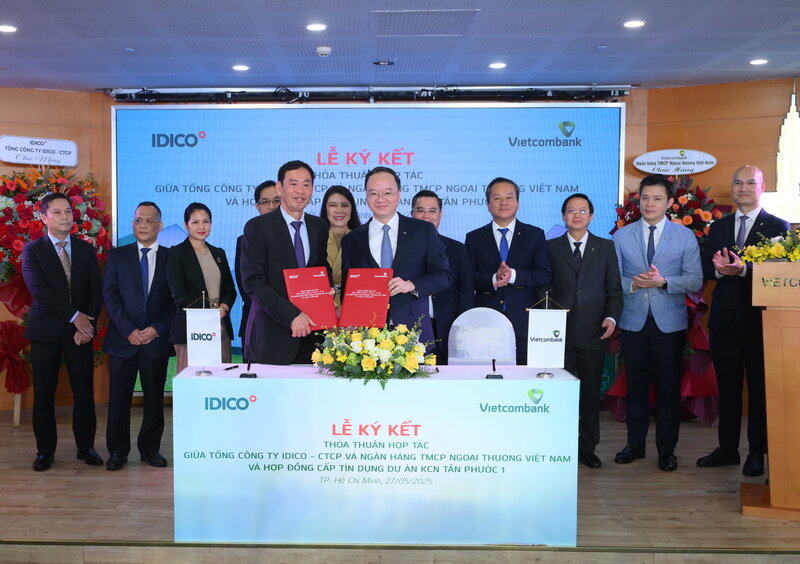 Ong Le Quang Vinh – Thanh vien HDQT, Tong Giam doc Vietcombank (ben phai) va ong Dang Chinh Trung – Thanh vien HDQT, Tong Giam doc IDICO (ben trai) dai dien hai don vi hoan thanh nghi thuc ky ket thoa thuan hop tac truoc su chung kien cua cac dai bieu.