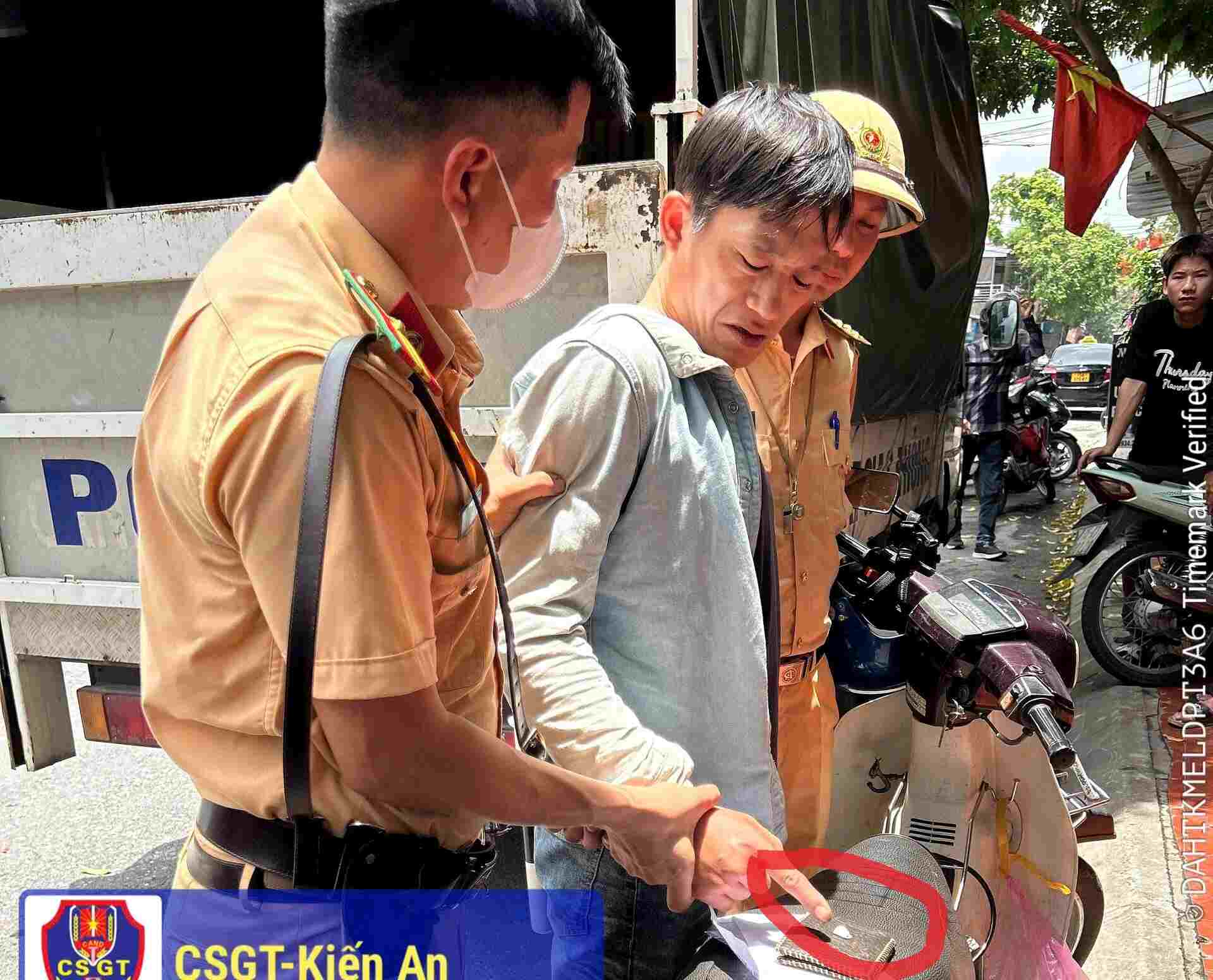 Sujetos Nguyen Van Thao y exhibiciones incautadas. Foto: Policia de la ciudad de Hai Phong