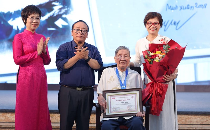 Musician Pham Tuyen was honored to receive the De Men knight award. Photo: Provided by the organizing committee