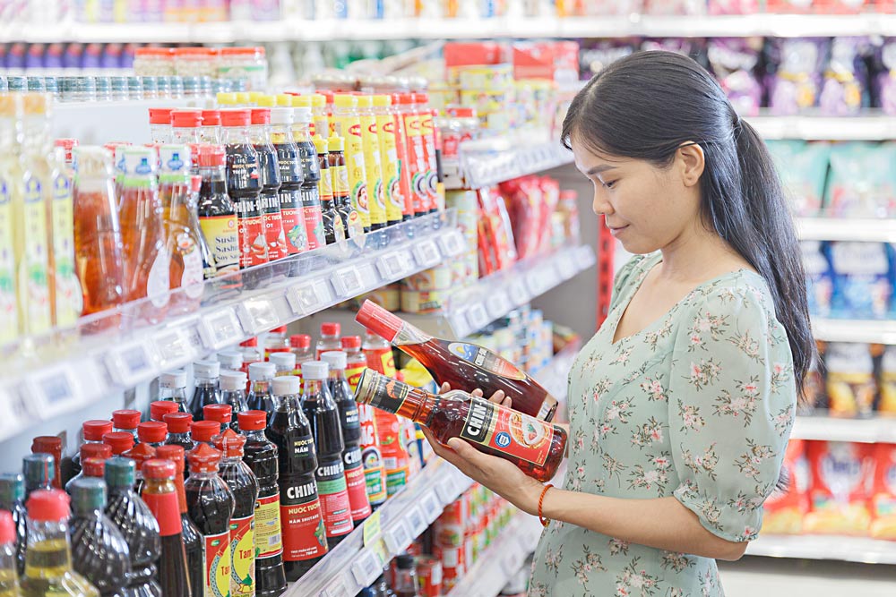 Nguoi tieu dung mua sam san pham Masan Consumer. Anh: Hong Van
