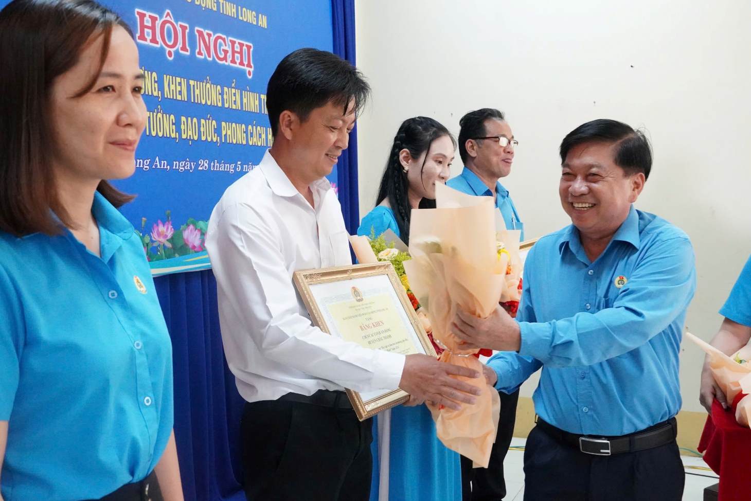 Chairman of the Long An Provincial Federation of Labor - Nguyen Van Qui presented awards at the conference. Photo: Ky Quan