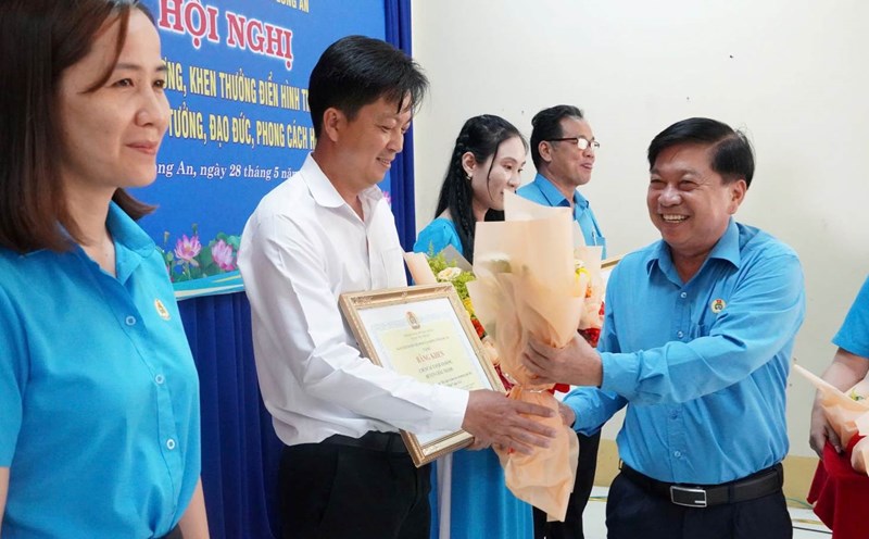 Chairman of the Long An Provincial Federation of Labor - Nguyen Van Qui presented awards at the conference. Photo: Ky Quan