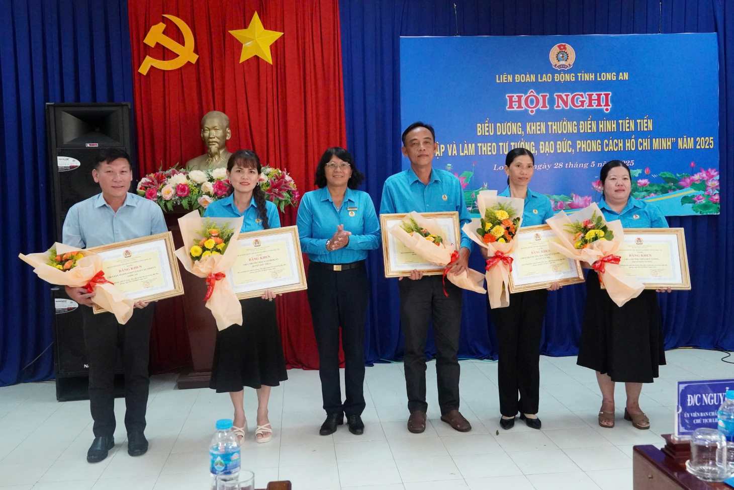 Khen thưởng các tập thể điển hình trong học tập và làm theo Bác.