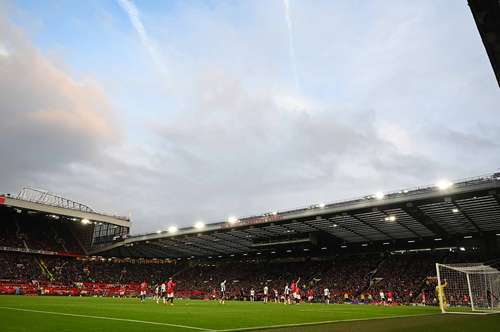 San Old Trafford dang xuong cap tram trong, tu co so ha tang den ve sinh. Anh: AFP