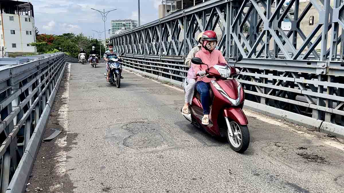 Un puente Phu Dong se ha degradado y sacudido cuando el gran automovil pasa, haciendo que la gente se preocupe por la seguridad. Foto: Nhu Quynh