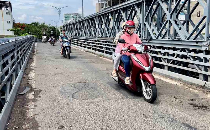 An Phu Dong Bridge has degraded and shook as large vehicles passing through, causing people to worry about safety. Photo: Nhu Quynh