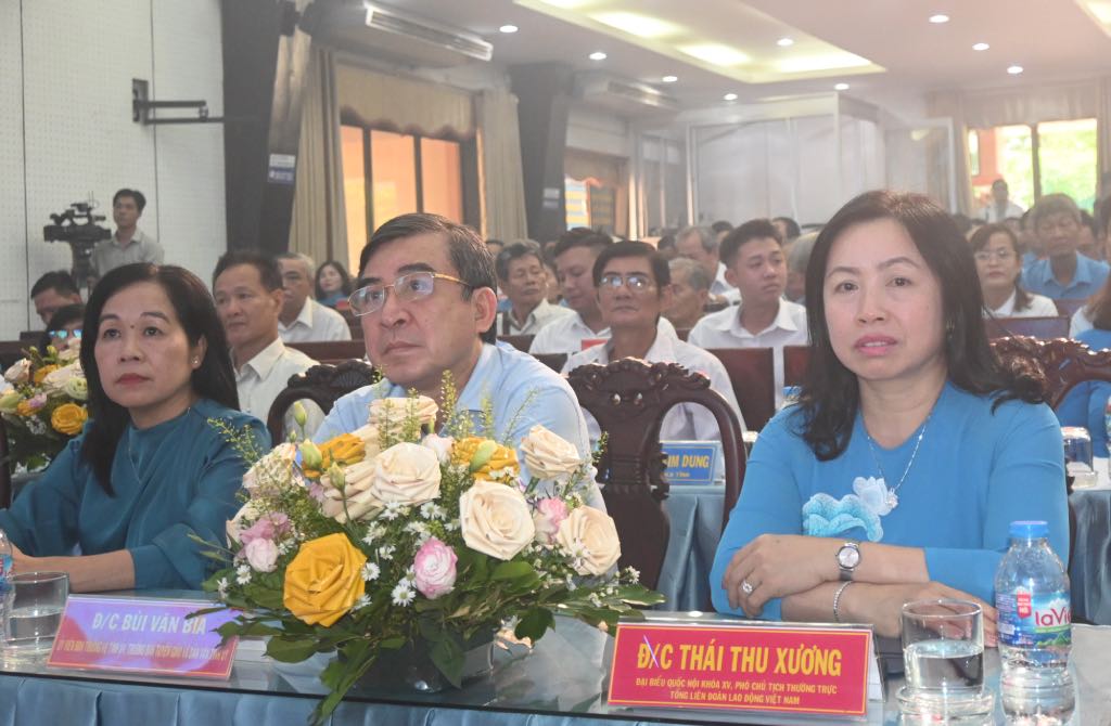 Bà Thái Thu Xương – Phó Chủ tịch Thường trực Tổng LĐLĐ Việt Nam (ngồi bên phải) - tham dự họp mặt. Ảnh: Thành Nhân