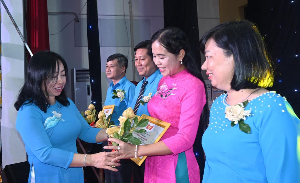 Bà Thái Thu Xương – Phó Chủ tịch Thường trực Tổng LĐLĐ Việt Nam - trao kỷ niệm chương cho các cá nhân. Ảnh: Thành Nhân