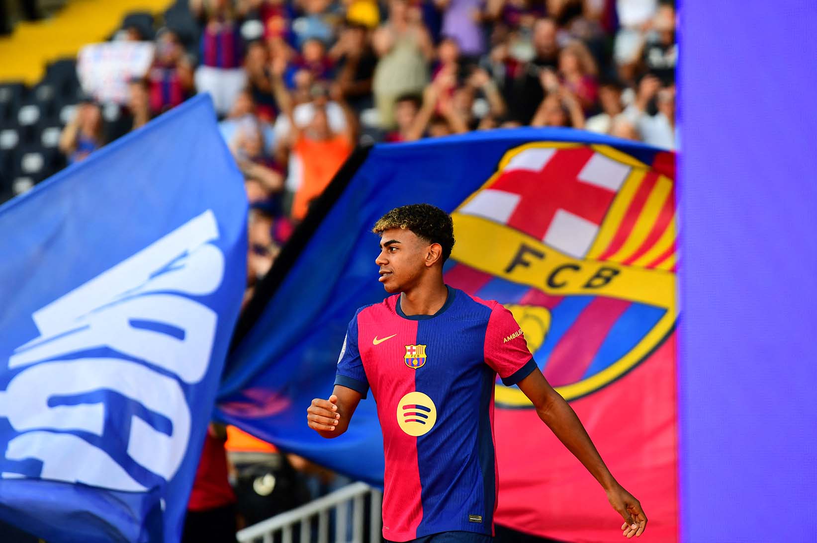 Lamine Yamal la bieu tuong moi tai san Camp Nou. Anh: AFP