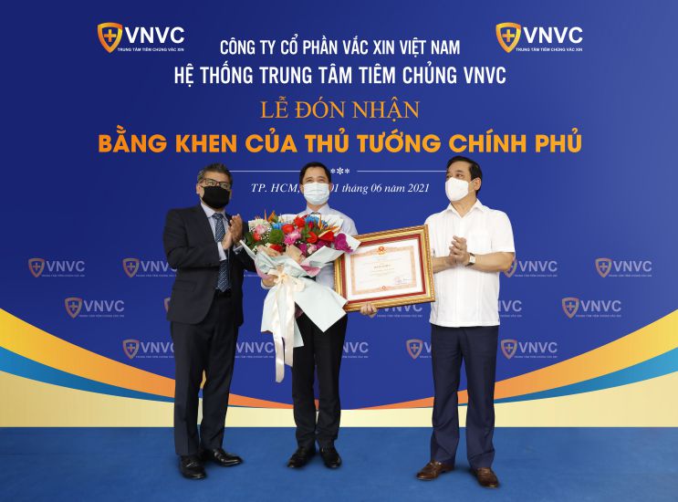 VNVC vinh dự nhận Bằng khen của Thủ tướng Chính phủ. Ảnh: VNVC