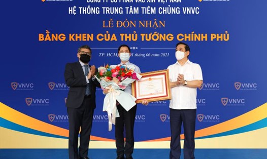 VNVC vinh dự nhận Bằng khen của Thủ tướng Chính phủ. Ảnh: VNVC