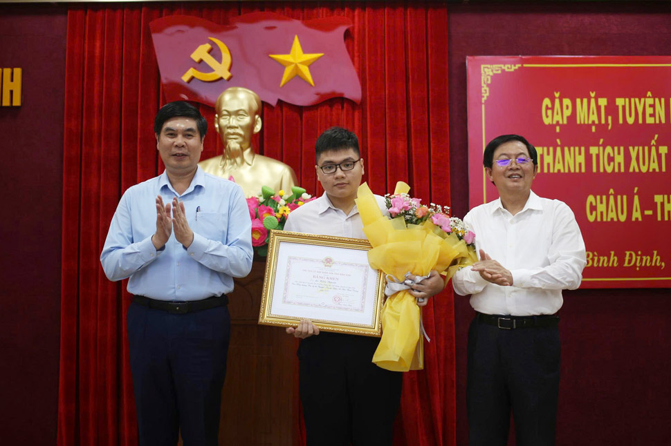 Lanh dao Tinh uy, UBND tinh Binh Dinh trao thu khen va bang khen cho em Le Kien Thanh (o giua), hoc sinh doat gianh huy chuong bac Olympic Tin hoc chau A - Thai Binh Duong 2025. Anh: Hoai Luan