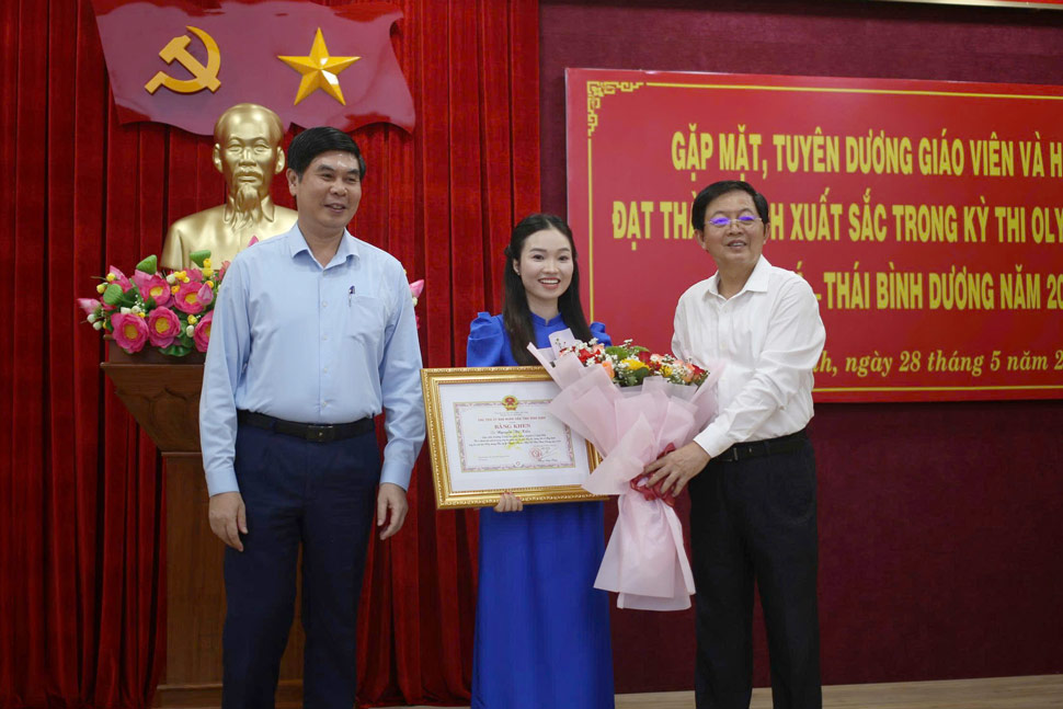 Lanh dao tinh Binh Dinh trao bang khen cho co Nguyen Thi Kieu. Anh: Hoai Luan
