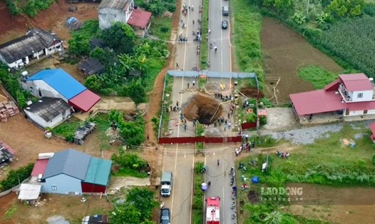 Hố tử thần có xu hướng sụt sâu, khiến công tác tìm kiếm người mất tích gặp khó. Ảnh: Nguyễn Hoàn.